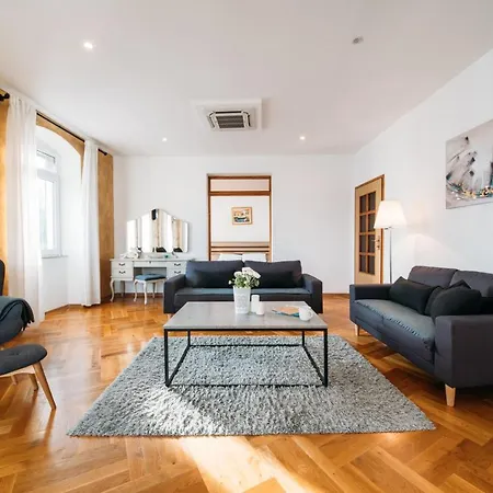 The View * ספליט